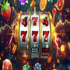 Antarmuka Galactic Gems di aplikasi mobile toto 5000 menampilkan gulungan permainan dan tombol taruhan